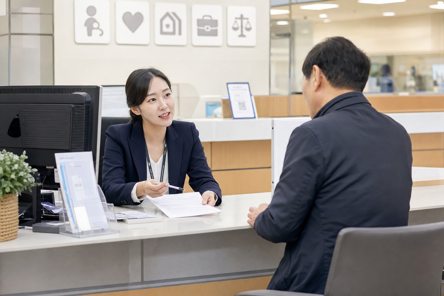 중장년내일센터 신청 서류와 상담 절차를 확인하는 안내 데스크 모습
