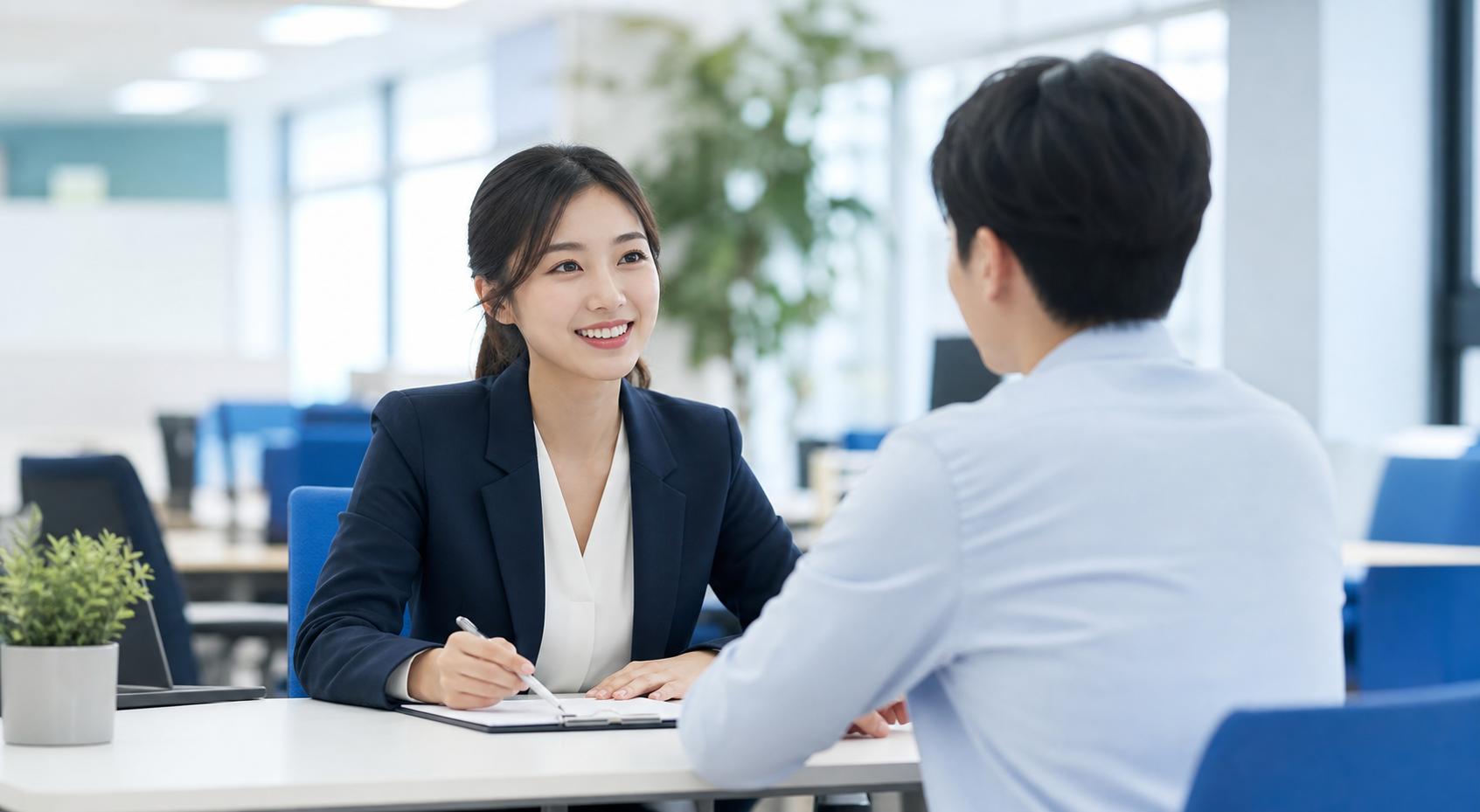 고용서비스 상담을 받는 이용자와 상담사